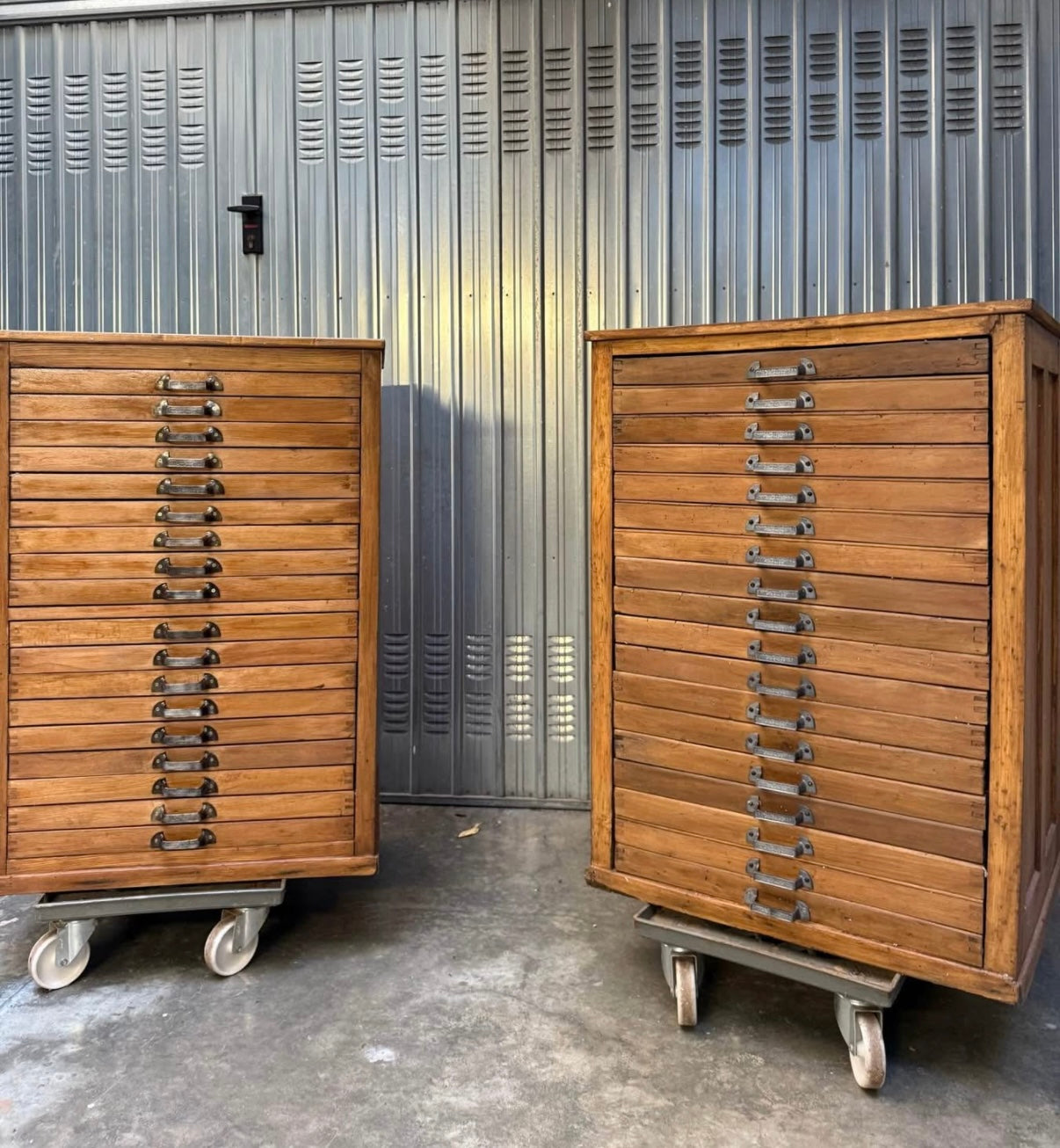 Flat file cabinet