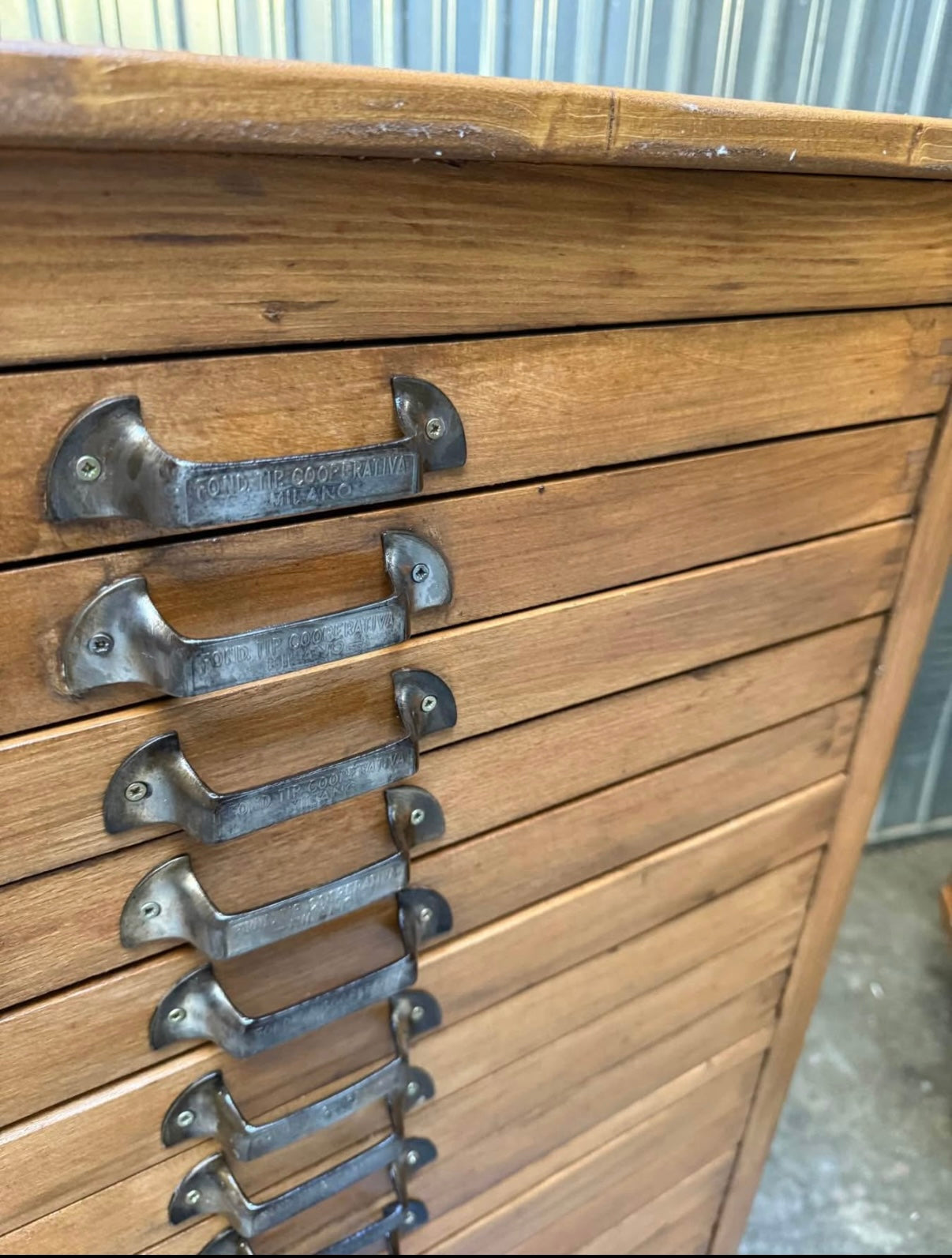 Flat file cabinet